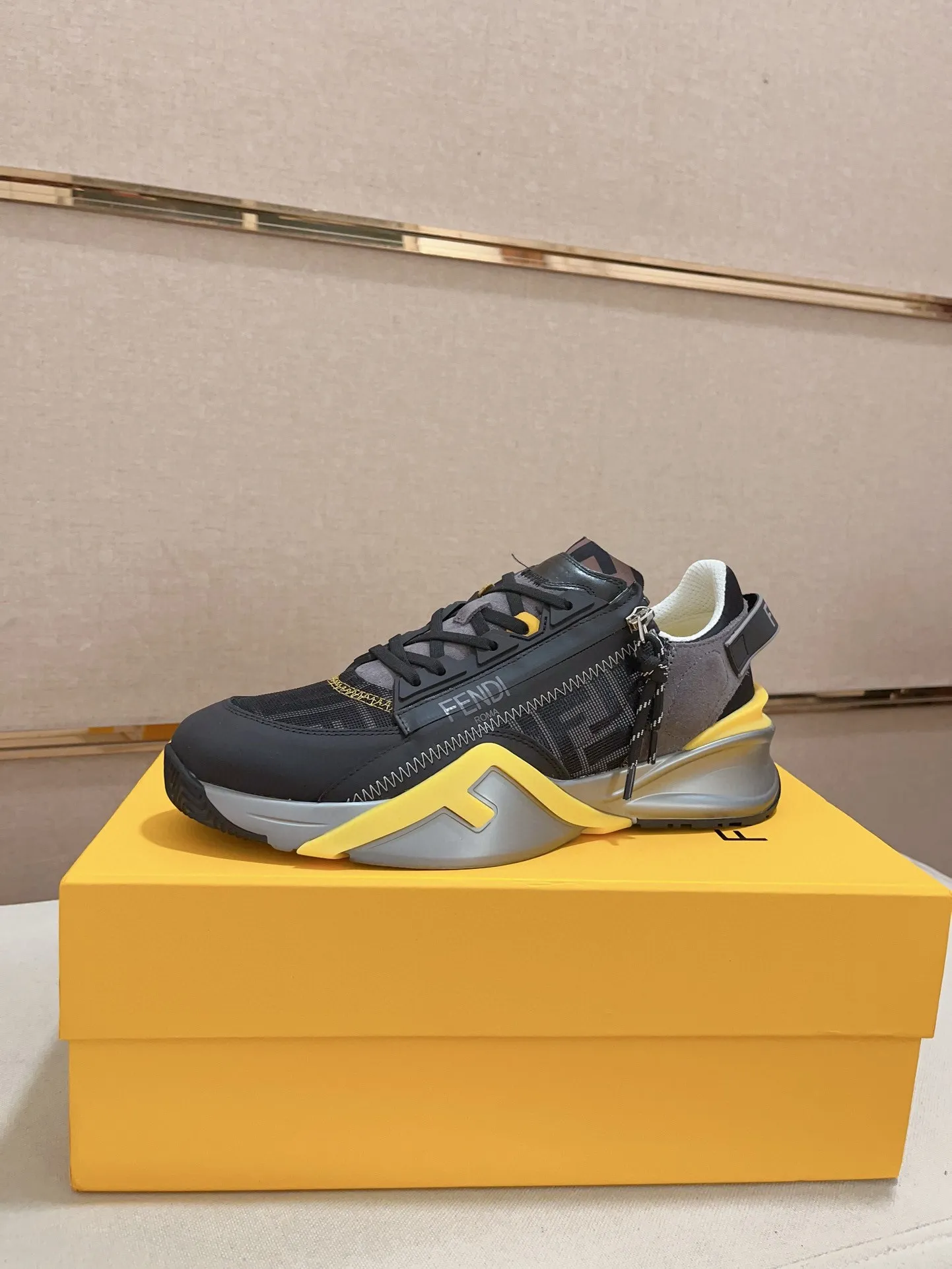 Men's shoes💰: 540💰(Higher version) [Fendi] Fendi's latest casual shoes for men! Available at counters simultaneously! A one-to-one replica of the original. Made entirely of imported top-grain calfskin, the interior is made of top-grain water-dyed cowhide, and the original factory-supplied rubber outsole. Leading new fashion concepts. Matching code: 38-44. 45 can be customized and non-returnable!